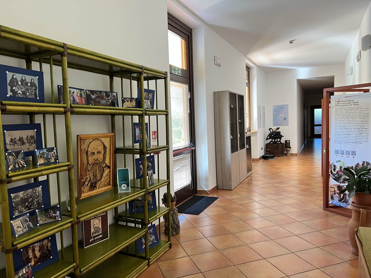 Corridoio del Centro della Memoria Comboniana a Verona con fotografie storiche e ritratto di San Daniele Comboni