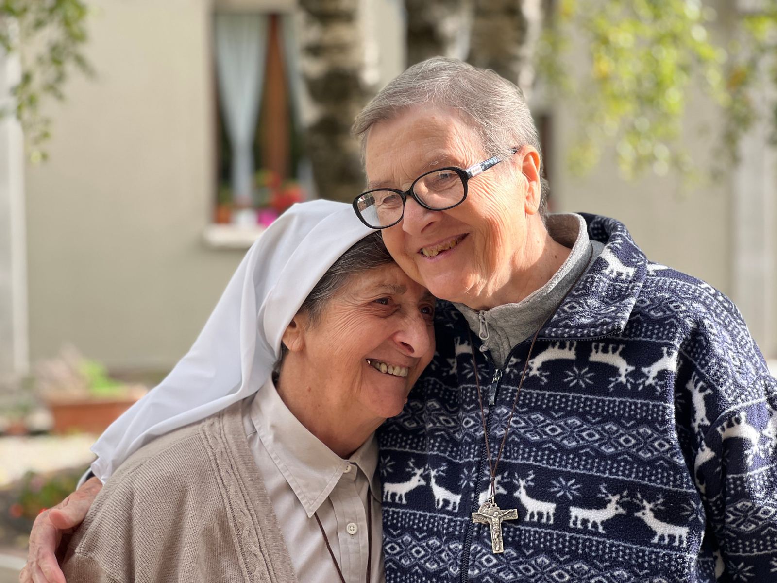 Due sorelle anziane abbracciate