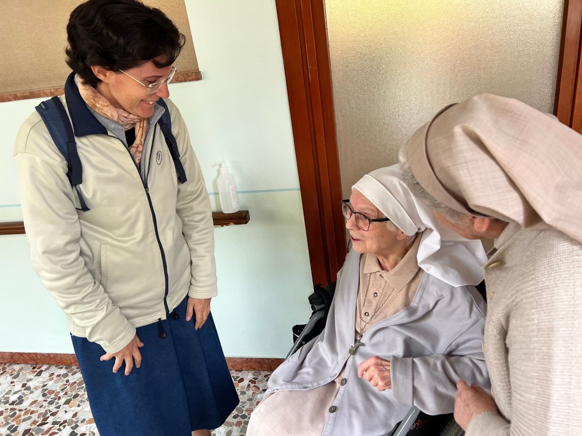 Sr. Donata Ferrari in conversazione con alcune sorelle anziane
